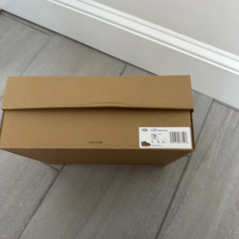 UGG Classic Ultra Mini Platform NEW In box USA 7 - Picture 8 of 8
